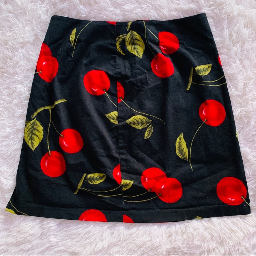 Briggs Vintage Black and Cherry Skirt 🍒